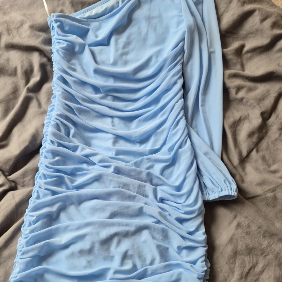 Ljusblå one shoulder kortklänning - 2