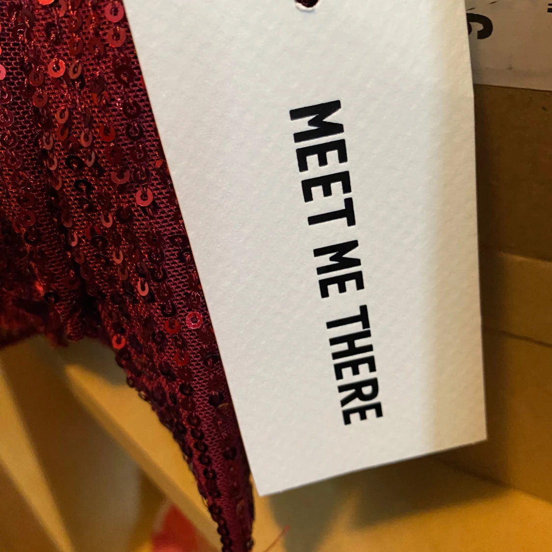 Röd glittrig klänning Meet Me There - 1