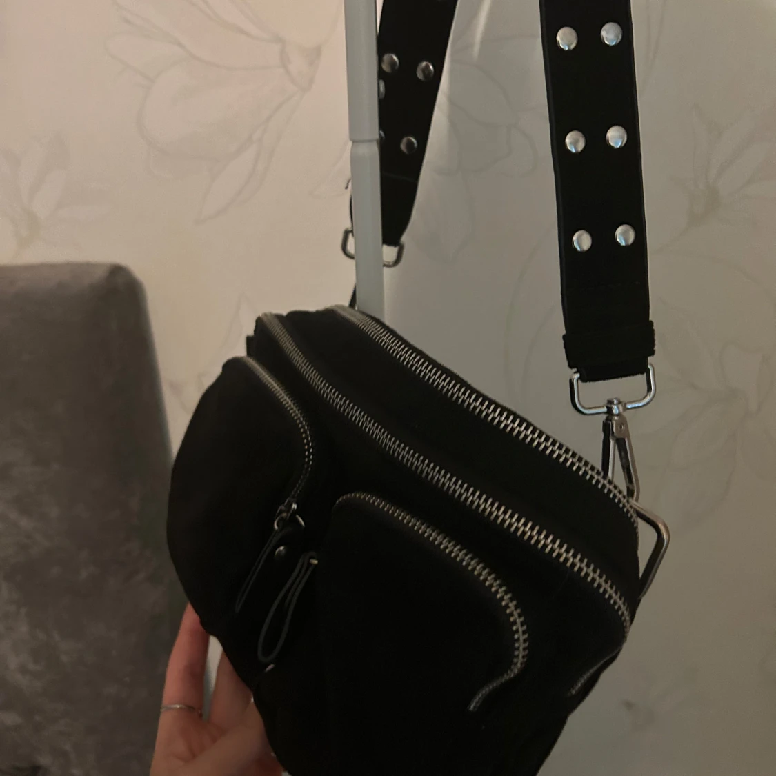 Svart axelväska med nitar och dragkedjor