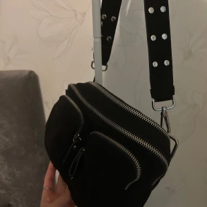 Svart axelväska med nitar och dragkedjor - Prisförslag! Handväska som inte säljs längre från Gina tricot. 