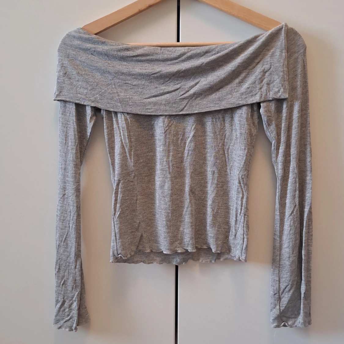 Grå offshoulder topp från Gina Tricot - 1