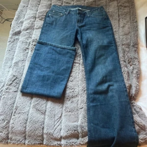 Blå lågmidjade jeans från Weekday - Säljer ett par supersnygga och oanvända jeans från weekday. Inga defekter men kom ej till användning. 