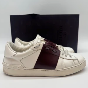 VALENTINO OPEN SNEAKERS - Valentino open sneakers - Skick: 9/10 - Storlek 41 sitter som 42 - Tillbehör: Box, kort - Nypris 7700kr - deluxecloset 