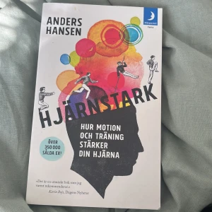 Hjärnstark: Hur motion och träning stärker din hjärna - Populärvetenskaplig bok av Anders Hansen som förklarar hur fysisk aktivitet påverkar hjärnan positivt. Omslaget har färgglada illustrationer och siluett av ett huvud. Perfekt för dig som vill förstå kopplingen mellan träning och mental hälsa.