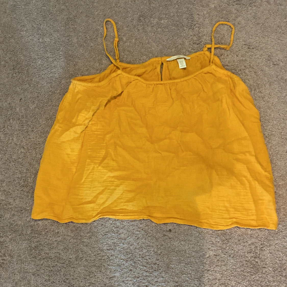 Gul croppad linnetopp med tunna axelband