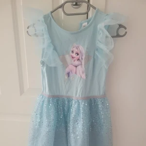 Elsaklänning - Fin barn klänning med elsa tryck på, använd några gånger. Storlek 134/140
