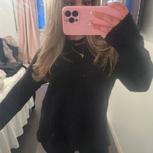 Svart stickad tröja - Mysig svart stickad tröja från Brave Soul från ASOS  i storlek S. Perfekt för kyliga dagar med sin bekväma passform och långa ärmar. Tröjan har en enkel och stilren design som passar till det mesta. Ett måste i garderoben för höst och vinter! Pris kan diskuteras❤️