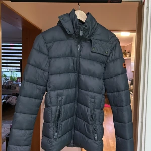 Grå dunjacka från Save the Duck - Säljer en grå Save the Duck jacka för 2000kr-2200kr