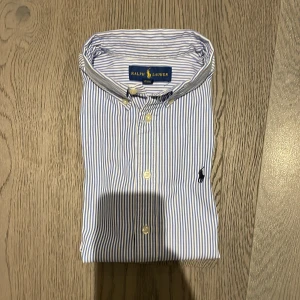 Ralph lauren skjorta - Säljer en Ralph lauren skjortan i storlek 14 vilket motsvarar xxs, skriv om du har några funderingar