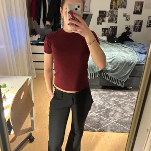 Mörkröd t-shirt - En vin röd T-shirt från Zara💗