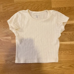 T shirt från brandy Melville  -  T-shirten har korta ärmar och rund halsringning. Perfekt till jeans eller kjol för en enkel och fräsch look.
