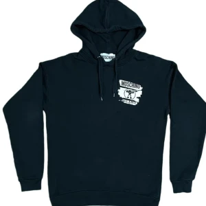 Svart hoodie från Moschino - Säljer en svart hoodie från Moschino med tryckt logga och Milano-text på bröstet. Tröjan har huva med dragsko och ribbade muddar vid ärmslut och nederkant. Perfekt för en stilren och trendig look.