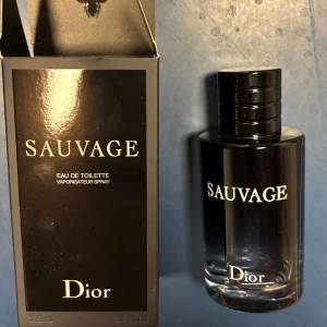 Dior Sauvage Eau de Toilette 95ml/100 ml - Dior Sauvage EDT är en fräsch och maskulin sommardoft med inslag av citrus och ambroxan. Den är lätt men samtidigt kraftfull – perfekt för varma dagar när du vill känna dig fräsch. En modern klassiker som alltid imponerar. Nypris: 1000kr. 95ml/100ml, nästan helt ny