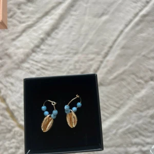 Snäckörhängen - Säljer ett par så fina snäckörhängen perfekta till sommaren!! Använda ett fåtal gånger🩷