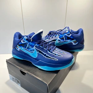 Kobe 5 X-Ray Basketskor - Kobe 5 X-Ray basketskor, helt nya i storlek 46 men passar 45 med. De kommer med allt og och var ett impulsköp. Helt nya, aldrig använda! Köptes i Uk för bara nån vecka sen, perfekt för basket självfallet men även om du vill ha unika träningsskor! Tveka inte att skriva ✍️🙌!