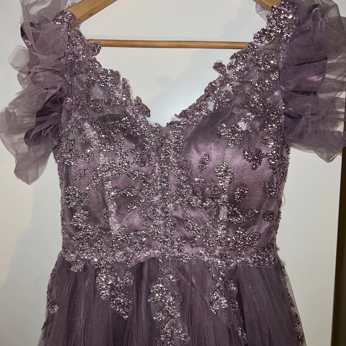 Ljuslila långklänning med glitter från Abiyenial - 1