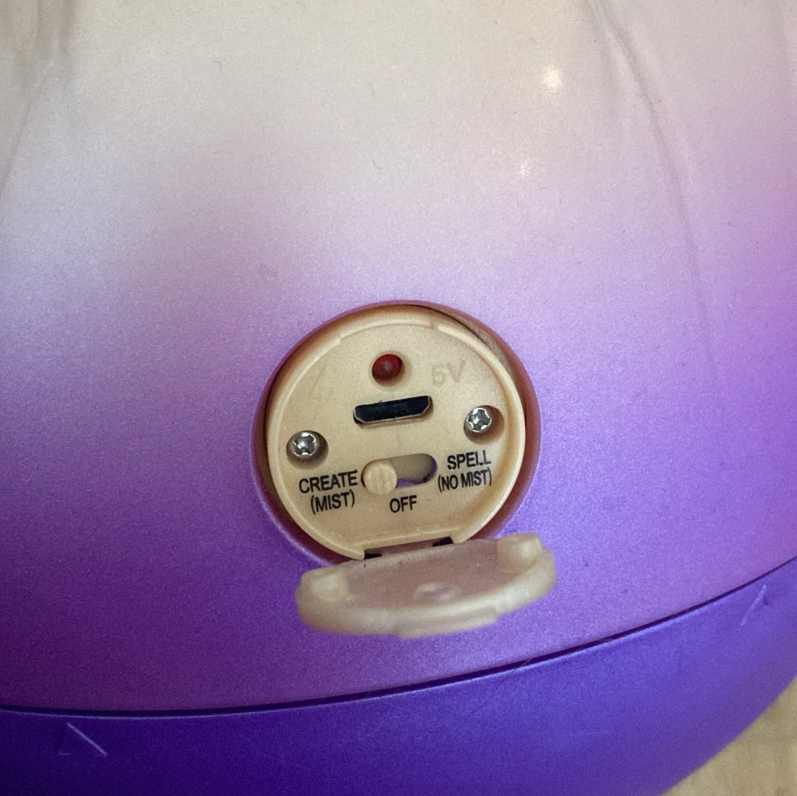 Magic Mixies med lila och beige färg kommer med docka och en stav. - 2