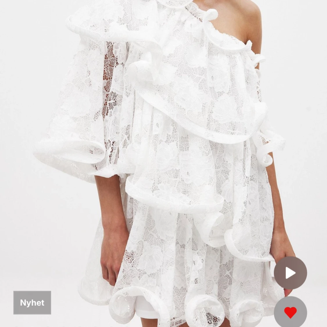 Vit volangklänning med spets och oneshoulder - 1