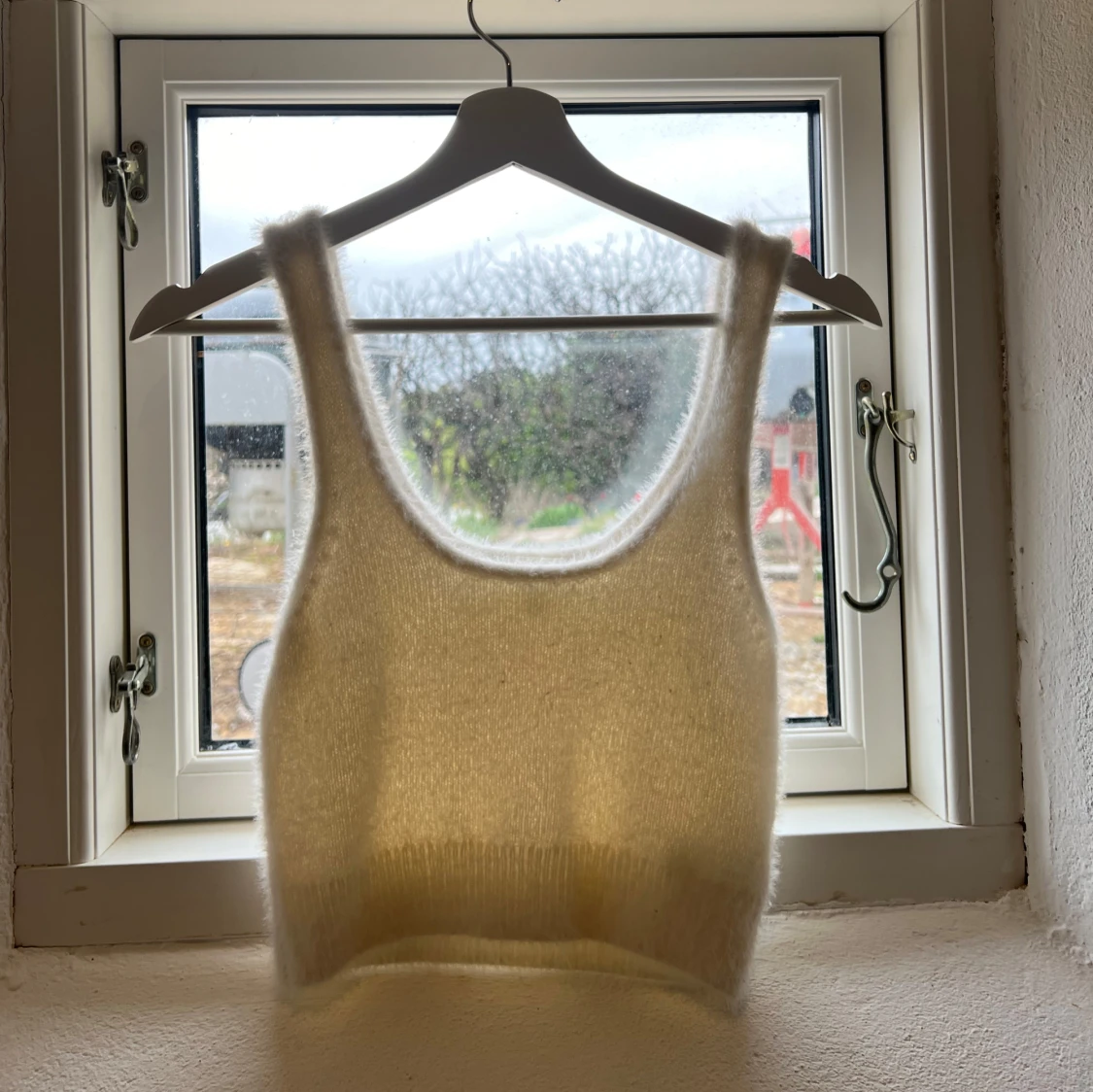 Vit fluffig linnetopp - 1