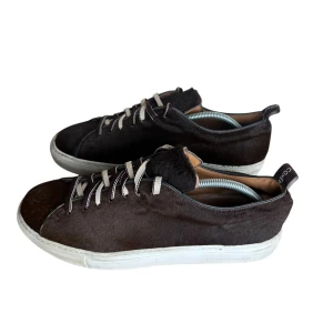 Jacob Cohën  - Jacob Cohën Sneakers. Storlek 42 passar även 43. Skick 8.5/10 väldigt fräscha. Äkta häst päls över hela skon samt väldigt bekvämt läder inuti. Pris 1090kr finns att köpa via Fashionels.com