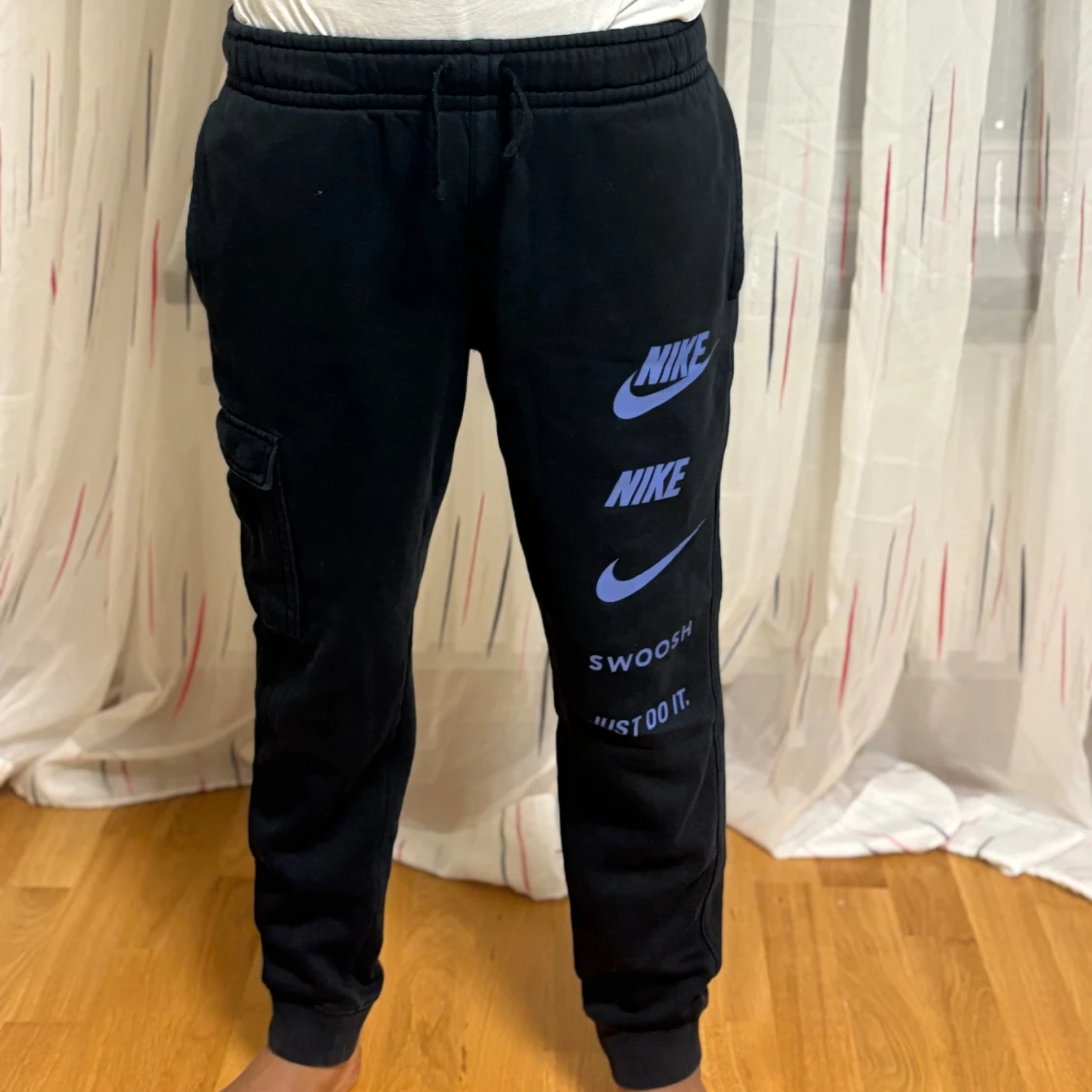 Svarta mjukisbyxor från Nike med tryck