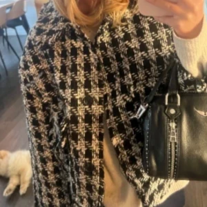 Kappa med mönster -  använd ett fåtal gånger, från hm och perfekt till hösten 💗(lånade bilder)