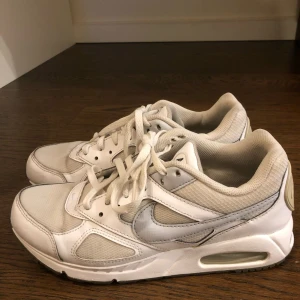 Vita Nike Air Max sneakers - Säljer ett par klassiska vita Nike Air Max sneakers med synlig luftdämpning i sulan. Skorna är i bra skick, skriv vid frågor 