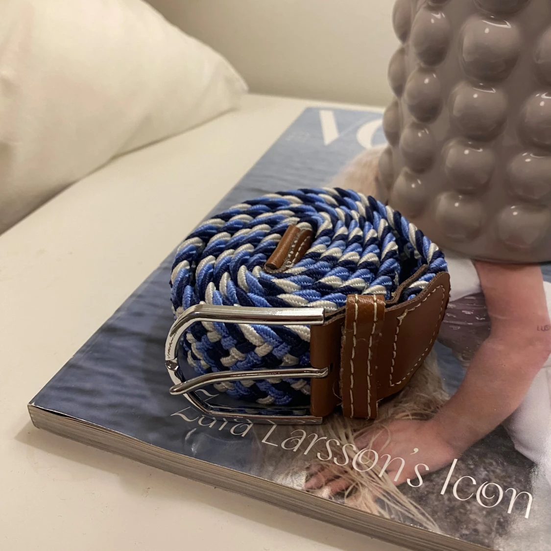 Blåvitt flätat bälte med bruna skinn-detaljer