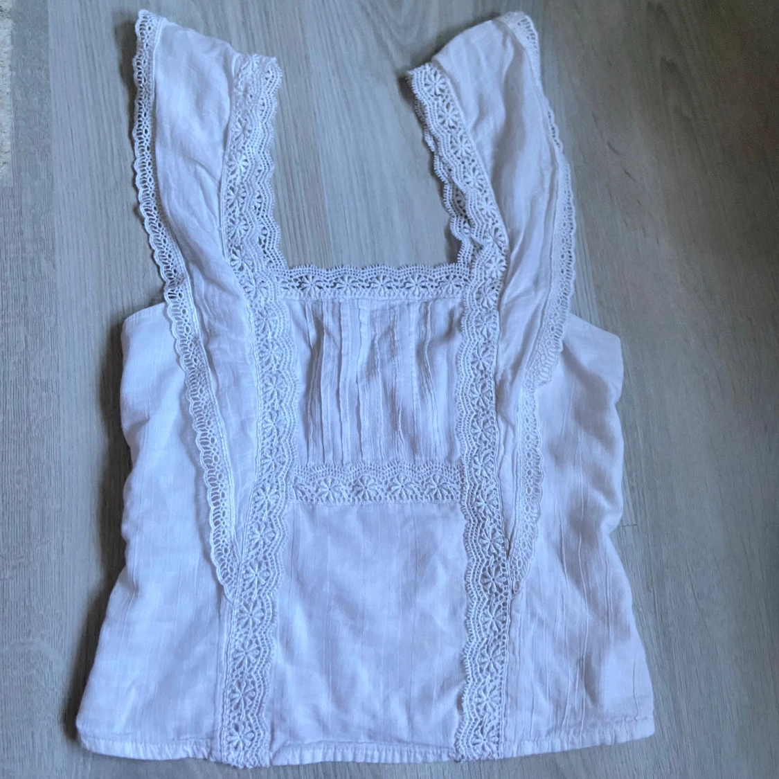 Vit spetsdetaljerad linnetopp - 1