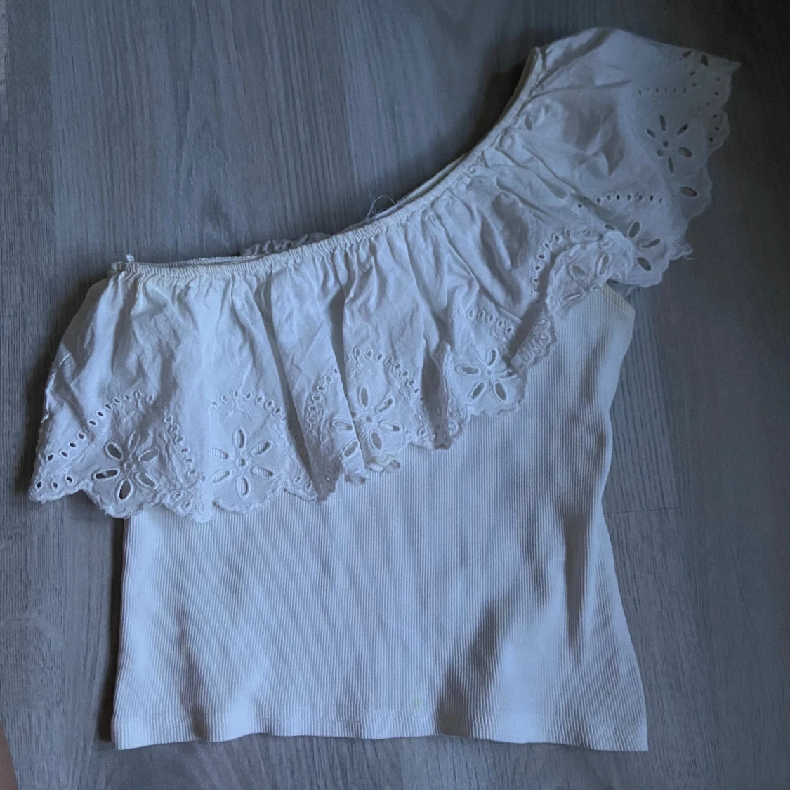 Vit oneshoulder topp med volang - 1