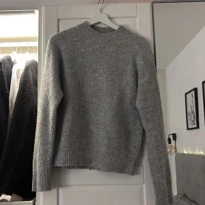 Grå stickad tröja  - grå stickad tröja från H&M i storlek XS. Tröjan är använd ca 2 gånger så i väldigt bra skick!