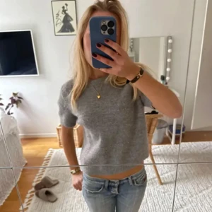 Grå kortärmad stickad tröja Zara - Är i väldigt bra skick, har använt den typ en gång!!💓 Storlek S men den passar mig som brukar ha XS-S!