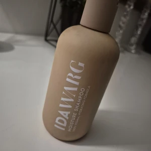 Hydrating Face & Body Mist från Ida Warg - En återfuktande face & body mist från Ida Warg i en ljusgrön flaska. Perfekt för att fräscha upp och återfukta huden under dagen. Vegansk formula och passar för törstig hud. Samt ett schampo 