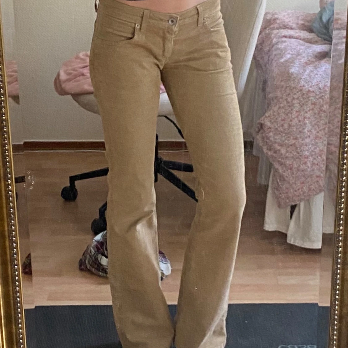 Beiga lågmidjade bootcut manchesterbyxor  - 2