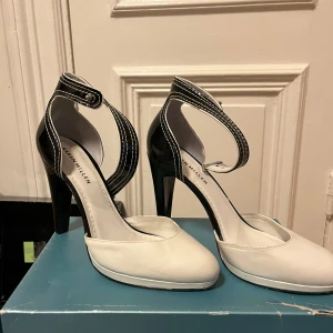 Svartvita pumps från Karen Millen - Svart vita pumps från Karen millen, använda endast en gång. Sköna och snygga pumps.