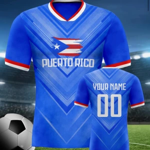 Blå Puerto Rico fotbollströja - NI VÄLJER STORLEK NAMN OCH NUMMER! Snygg blå fotbollströja med Puerto Rico-flagga och texten 'Puerto Rico' på bröstet. Tröjan har vita och röda detaljer vid krage och ärmslut samt ett modernt V-mönster. Perfekt för dig som vill sticka ut på planen.