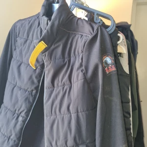 Cardigan jacka - Här har vi en jätte fint sydd parajumper cardigan jacka, fixad ifrån kalmar och väldigt fint sydd med bommulstråd!👌den är lite smutsig men de går att tvätta bort hade bara ingen tid att tvätta den innan ja jille lägga upp den så aa men dene väldigt skön och i bra skick!