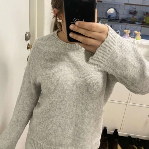 Ljusgrå stickad tröja från SHEIN - Mysig ljusgrå stickad tröja från SHEIN. Tröjan har en klassisk rund halsringning och långa ärmar. Perfekt för lager-på-lager och enkel att matcha med olika outfits.