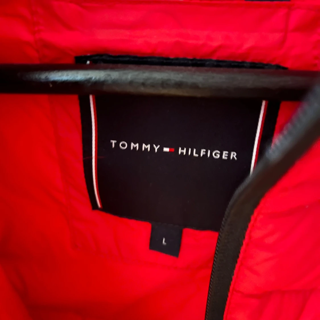 Röd pufferjacka från Tommy Hilfiger - 1