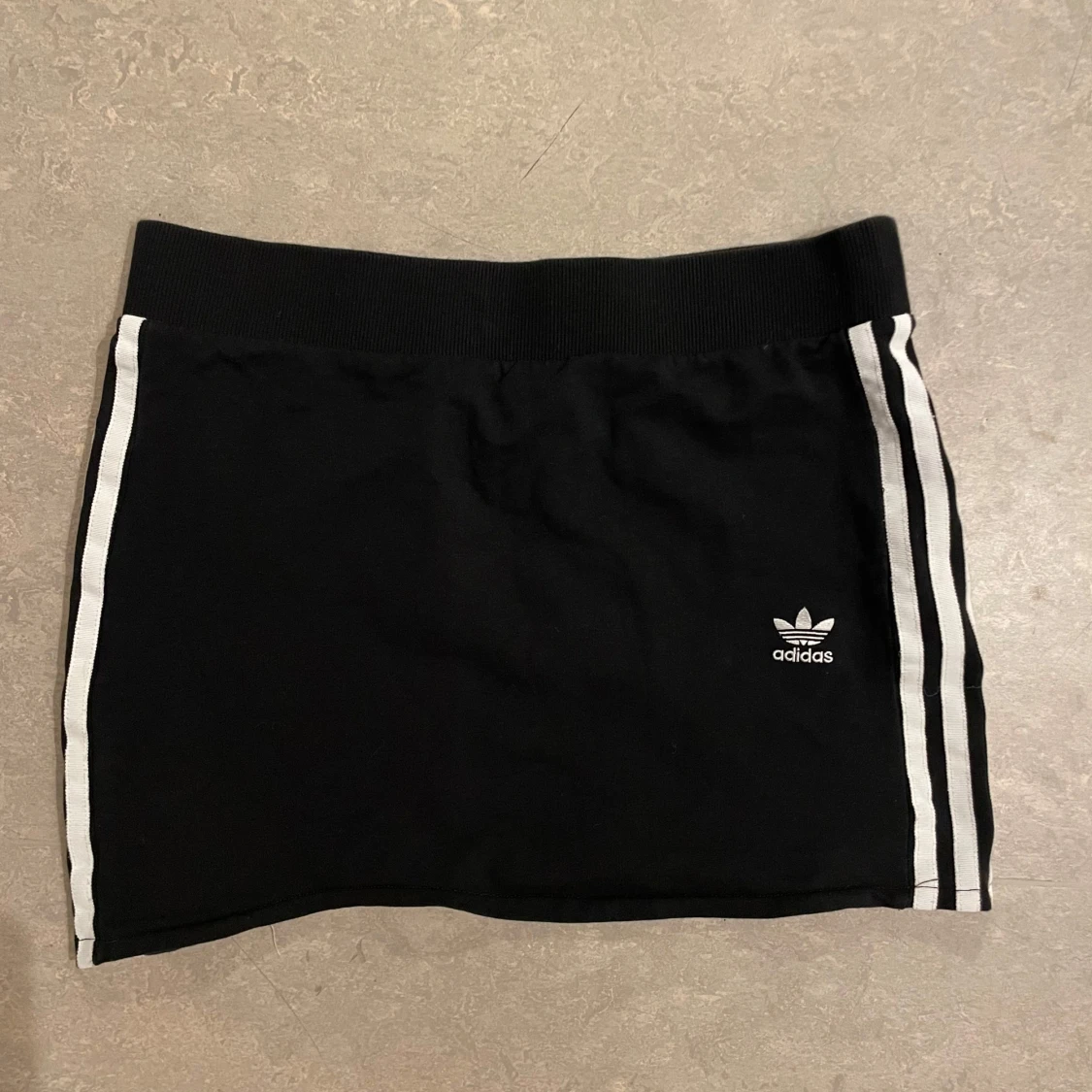 Svart kjol med vita ränder från Adidas