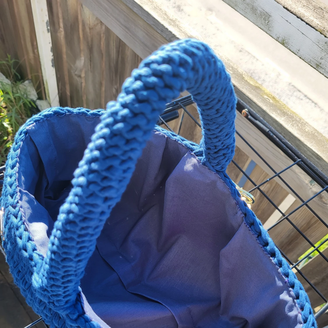 Handgjord blå stickad handväska med röda detaljer - 4