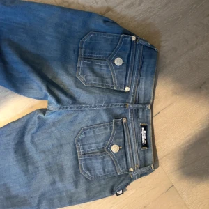 Rock & republic jeans - Rock & republic jeans som jag gjort lågmidjade. Slit vid fötterna Beninnerlängd 81 cm Midjemått 36 Rise 12,5 cm Skulle passa w26
