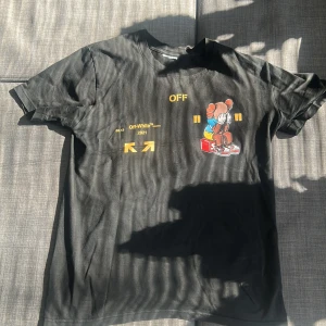 Off White Tshirt - En svart Off White T-shirt med tryck både fram och bak. I bra skick, knappt använd. Storlek XS/S.