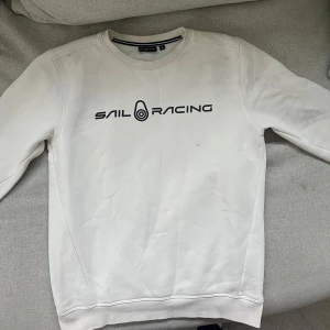 Sail racing sweatshirt  - Snygg sail racing tröja i storlek S. Har defekter som man ser på bilderna därför billigt pris. Bra skick förutom missfärgningarna. Kan gå bort i tvätten men har inte testat.