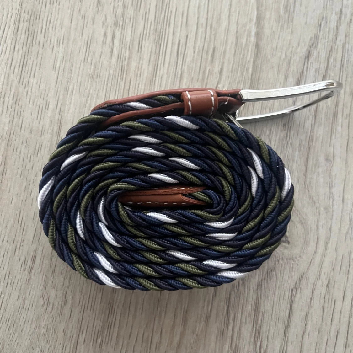 Flätat bälte med blå, grön och vit färg - 2