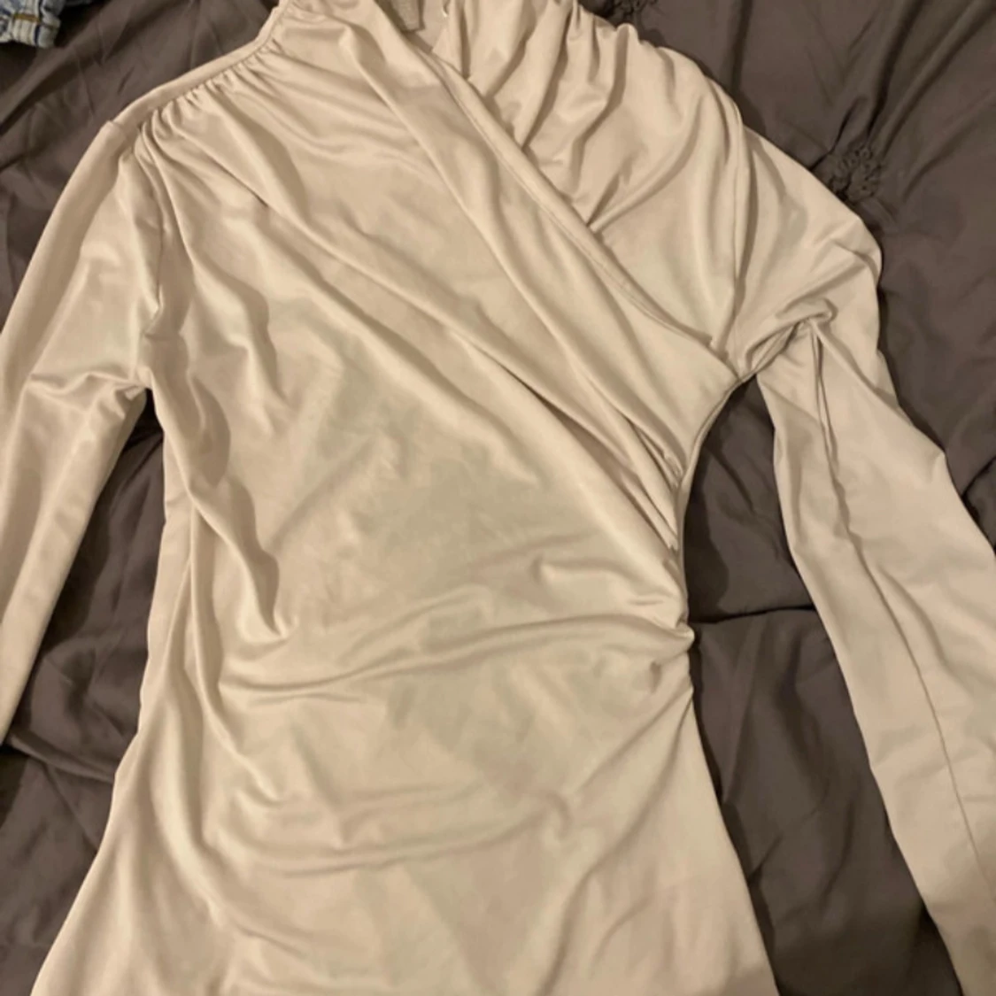 Beige omlottopp med lång ärm