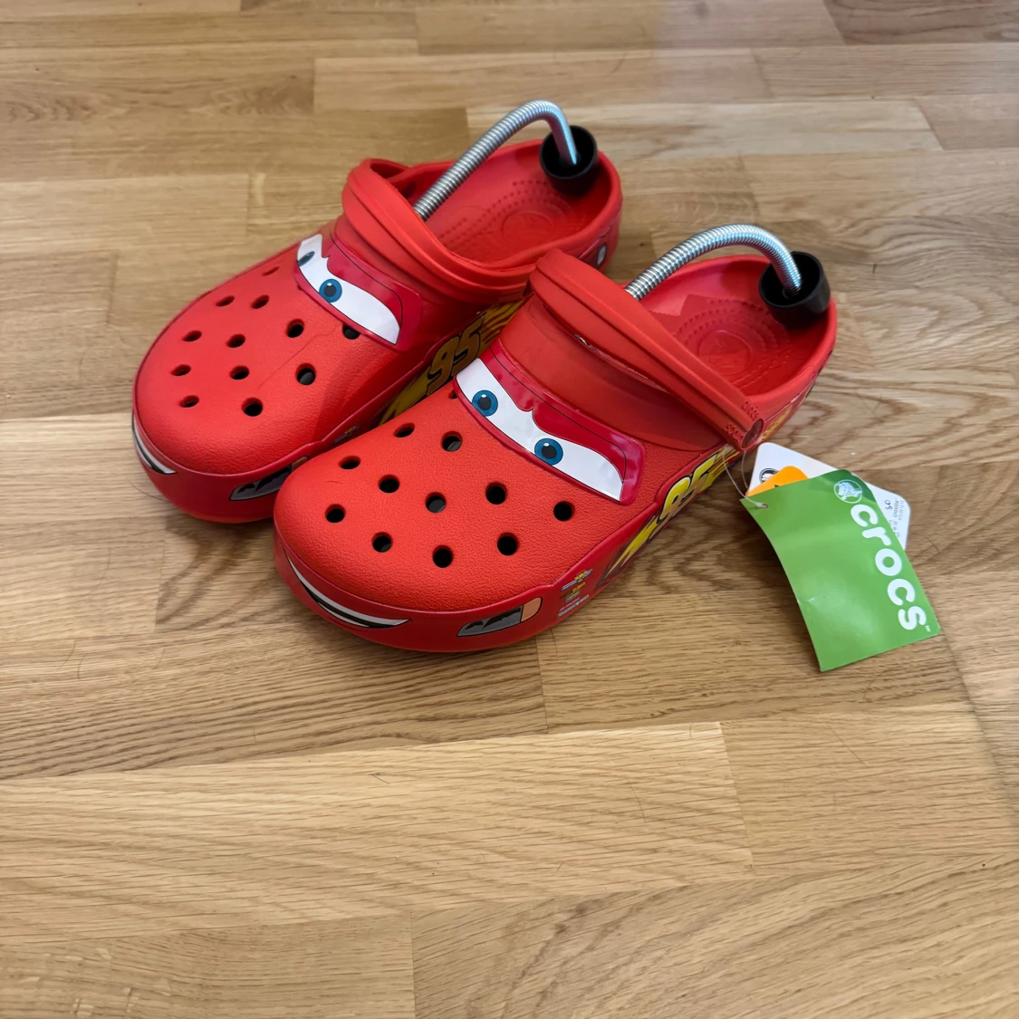 Röda Crocs med Blixten McQueen