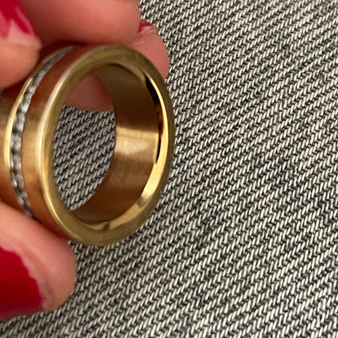 Bred guldfärgad ring med stenar från Edblad  - 2