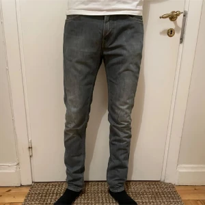 Acne Jeans - Säljer ett par riktigt snygga Acne Ace Legends jeans. De är i storlek W30 L32 och har en unik färg. De är i mycket bra skick och har inga tydliga spår av användning. Hör av dig vid frågor eller funderingar! 