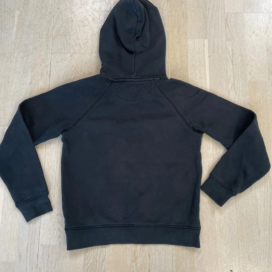 Svart hoodie från GANT med logga - 1